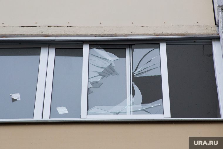 Обманутые дольщики строительной компании "Речелстрой". г. Курган, разбитое стекло, разбитое окно
