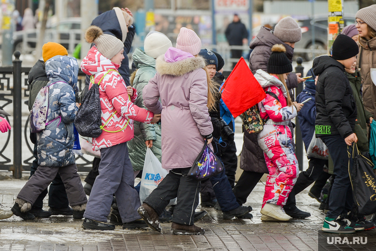 Виды города. Челябинск, дети, школьники, пешеходы, толпа, ребятишки