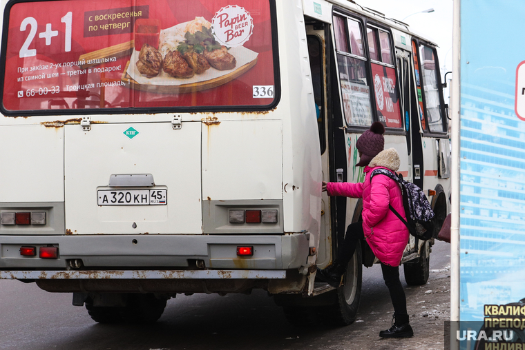 Виды города. Курган, маршрутное такси, транспорт, автобусная остановка, автобус, общественный транспорт, паз, школьники