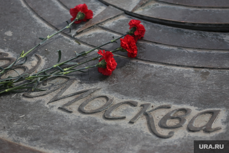 Траурная акция по погибшим в теракте Крокус Сити Холла. Тюмень , акция памяти, траур, возложение цветов, цветы, стихийный мемориал, мемориал, траурная акция