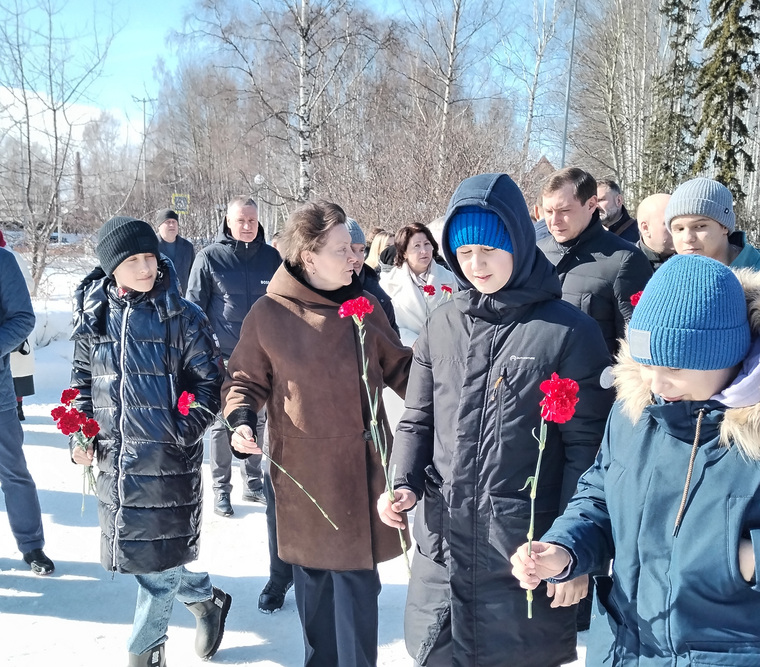 Губернатор ХМАО Наталья Комарова возложила цветы в память о погибших в Подмосковье