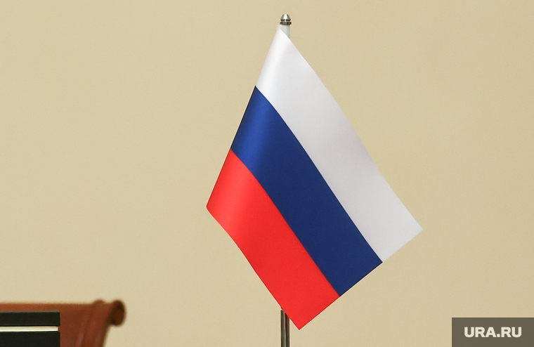 Российско-азербайджанские переговоры в Баку с участием премьер-министра России Михаила Мишустина. Баку, переговоры, российский флаг, кресло