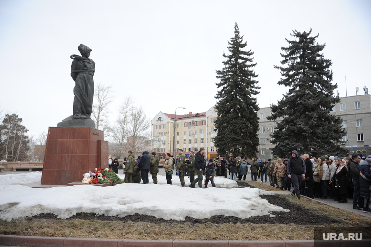 Возложить цветы к «Орленку» пришли военные и ветераны боевых действий