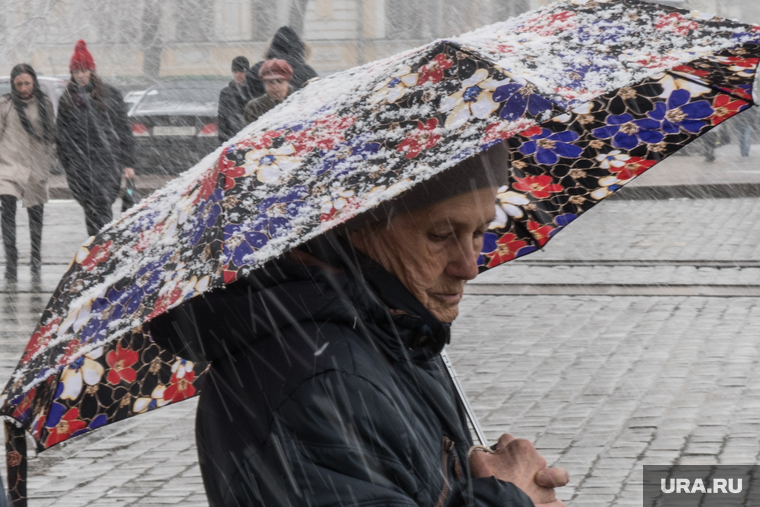 Сильный снегопад в Екатеринбурге, снег, зонт, непогода, женщина, осадки