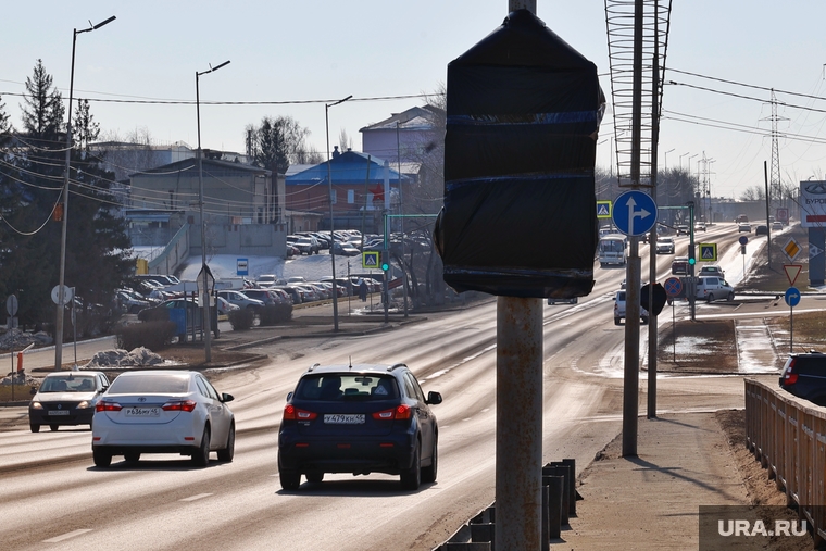 Дорожные знаки у моста по улице Бурова-Петрова были закрыты пленкой