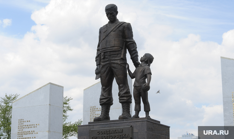 Памятник «Солдаты правопорядка» в Челябинске торжественно открыли в ноябре 2013 года, в честь дня сотрудника органов внутренних дел, погибших при исполнении служебного долга