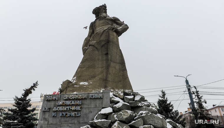 Памятник «Сказ об Урале» установили в 1967 году, изначально он был расположен ближе к железнодорожному вокзалу., но в 2003 году памятник перенесли