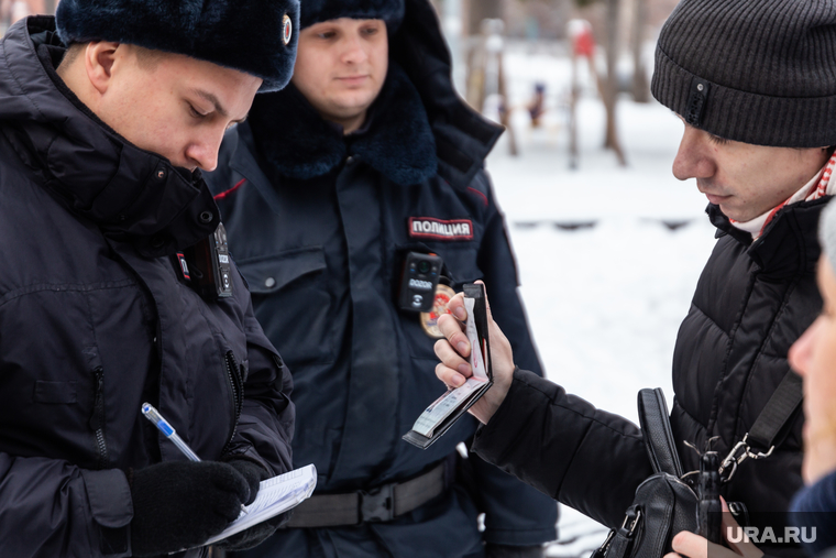 Несостоявшийся пикет феминистов. Екатеринбург, полицейские, паспорт, патруль, документы, полиция, проверка документов