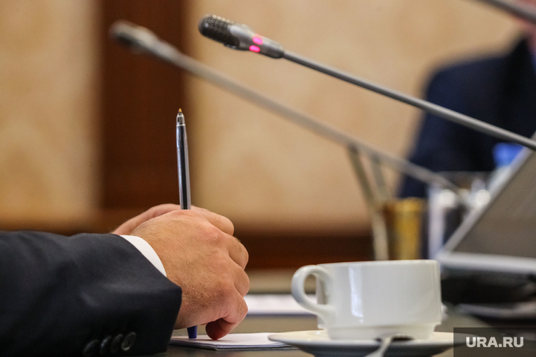Пресс-конференция губернатора Владимира Якушева, приуроченная к 73-летию Тюменской области. Тюмень, якушев владимир, чайная пара, ручка в руке