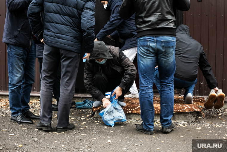Трудовые мигранты в "Испанских кварталах" и Новой Москве. Москва, верующие, мечеть, ислам, обряд, традиция, обувь, мусульманство, умма, пятничная молитва