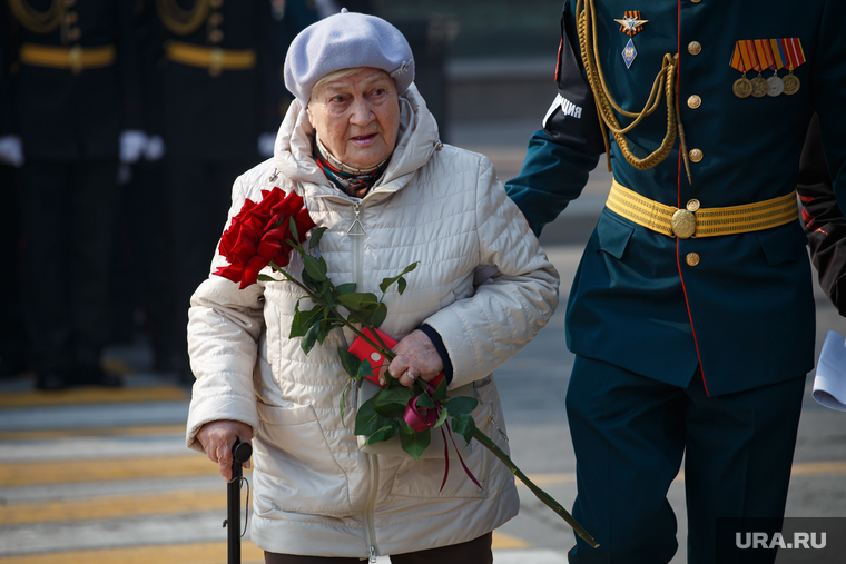 Парад Победы. Точка у сквера. Екатеринбург, парад победы, 9 мая, 9 мая 2023, парад победы 2023, пенсионерка с цветами