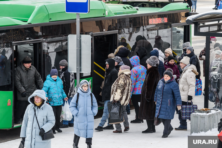 Автостоянка на площади 1905 года. Екатеринбург, зима, автобусная остановка, пассажиры, ожидание автобуса, холод