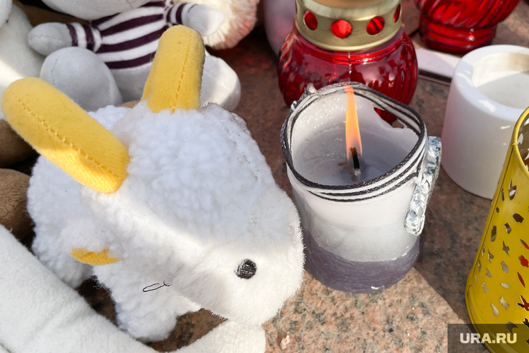 Мемориал памяти жертв в Крокусе у памятника Орленку. Челябинск, игрушки, свеча, цветы, мемориал