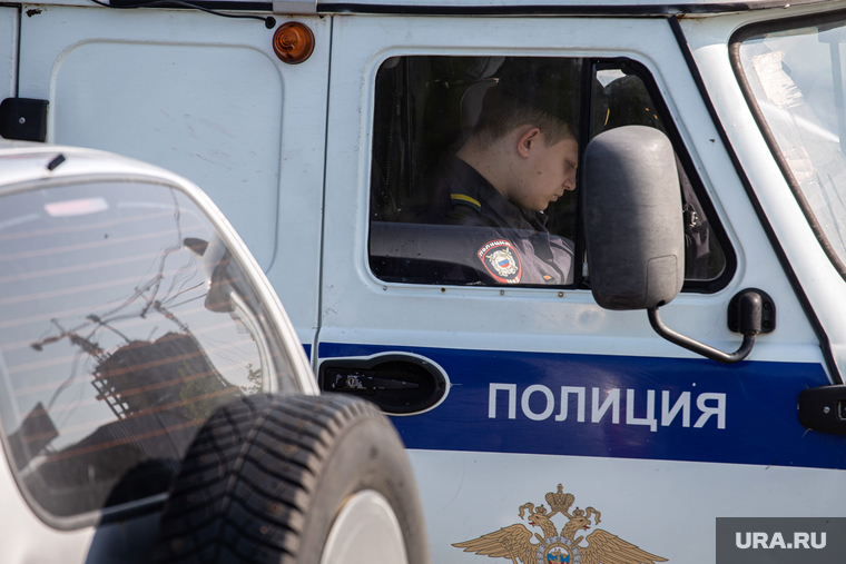 Снос автомойки на улице Таватуйской, 19. Екатеринбург, полицейский автомобиль, сотрудник полиции