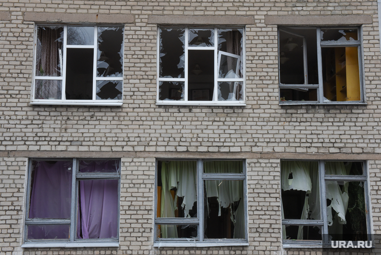 Последствия артобстрела в Горловке. Донецкая Народная Республика, Донецк, разбитые стекла, последствия, война, донецк, горловка, школа, ресторан, разрушения, выбитые окна, обстрел