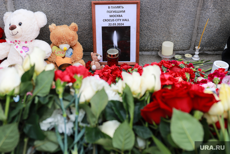 Стихийный мемориал на площади 1905 года памяти жертв теракта в Крокусе. Екатеринбург, акция памяти, возложение цветов, стихийный мемориал
