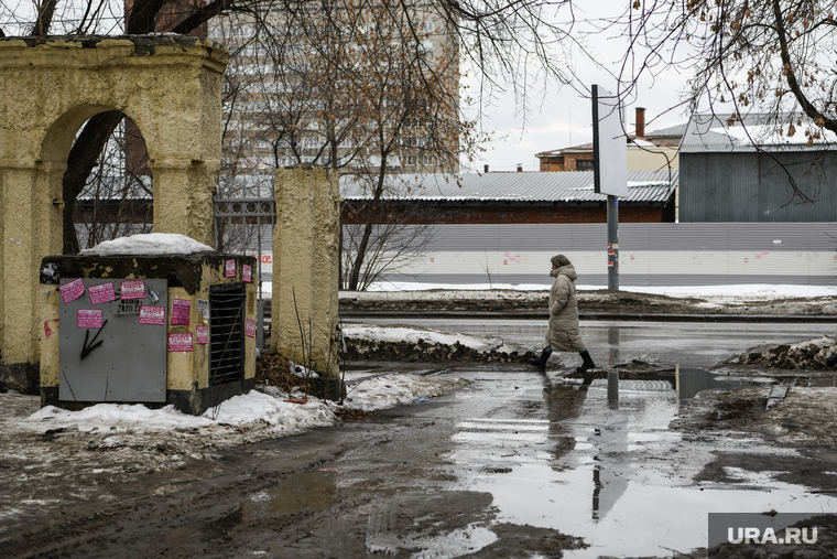 Виды Екатеринбурга, весенняя распутица, грязь в городе, оттепель, весна в городе, весенние лужи