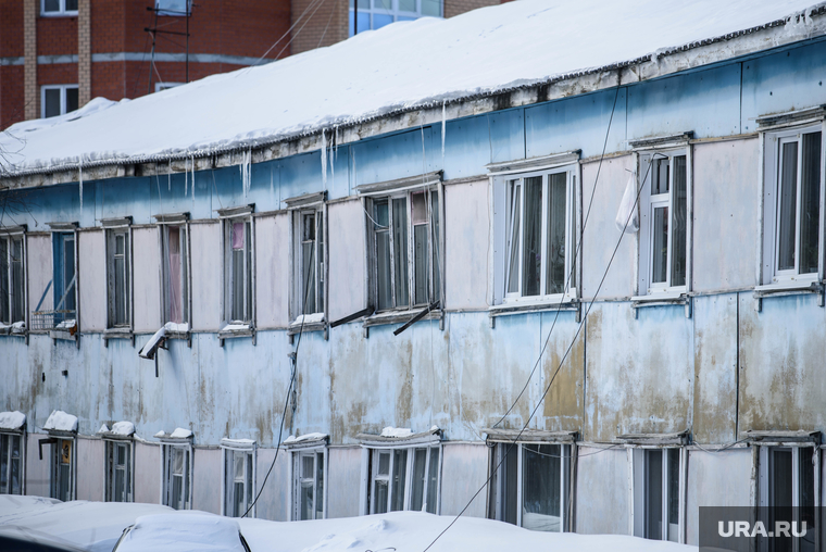 Клипарт. Салехард, аварийное жилье, снег на крыше, двухэтажный жилой дом