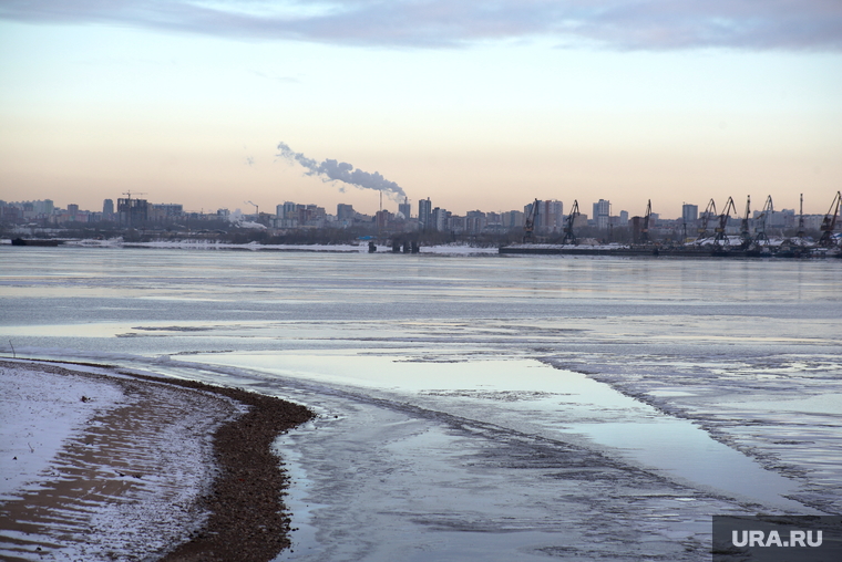 Виды города. Пермь, лед на реке, река кама, лед