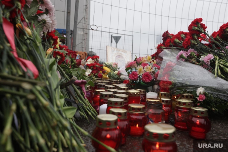 Крокус сити холл днем после террористического акта. Мемориал по погибшим в Крокус сити холле. Москва, крокус сити холл