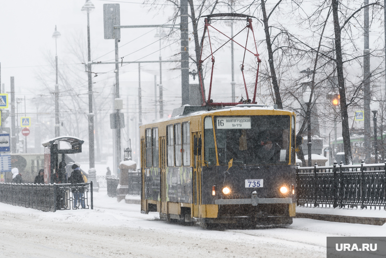 Снегопад в Екатеринбурге. Екатеринбург, снег, общественный транспорт, город, снегопад, трамвай