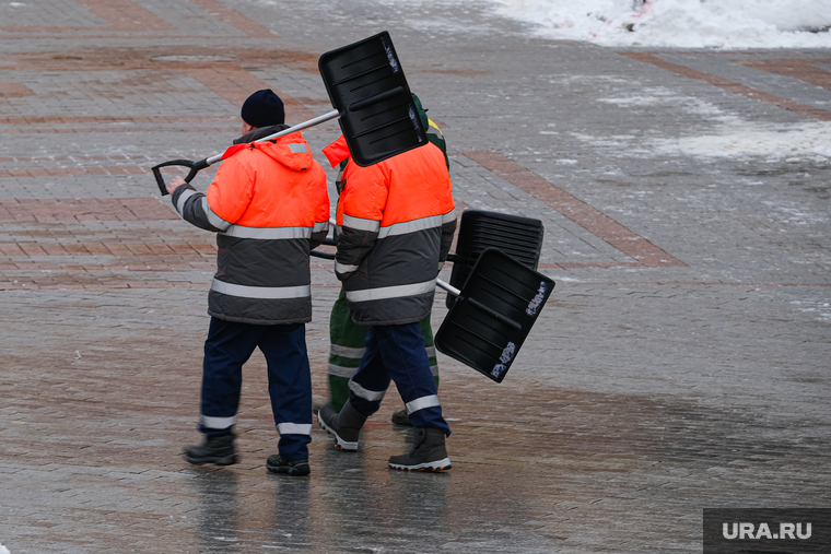 Повседневная жизнь. Москва, лопата, уборка снега, дворники, жкх