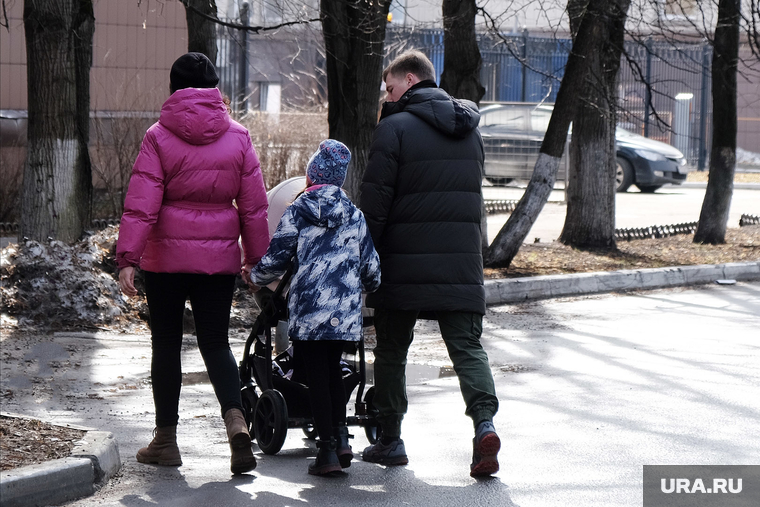 Повседневная жизнь. Весна. Москва, ребенок, коляска, семья, дети, родитель
