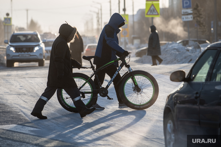 Клипарт. Салехард , пешеход, зима, перекресток, велосипедист, переход через дорогу, мороз, холод