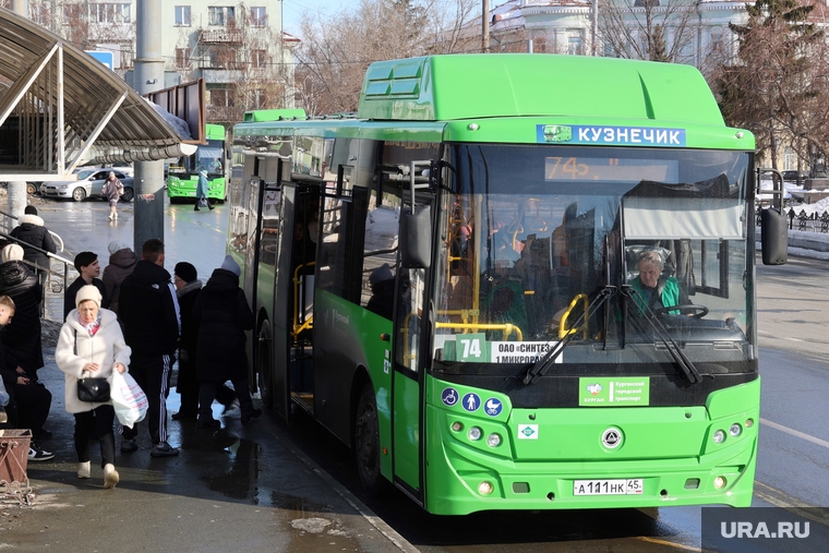Город. Курган , остановка, автобус, общественный транспорт, пассажиры, кавз