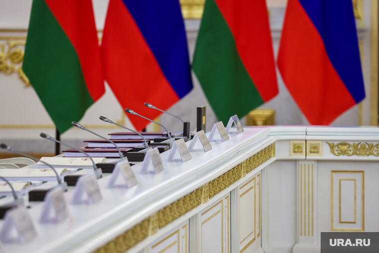 Владимир Путин и Александр Лукашенко на заседании высшего Госсовета союзного государства России и Белоруссии. Москва, флаг россии, флаг белоруссии, союзное государство