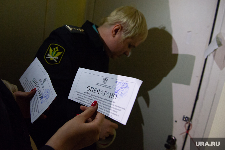 Судебные приставы опечатывают БЦ "Guru". Екатеринбург, опечатано, фссп, судебные приставы, закрытие