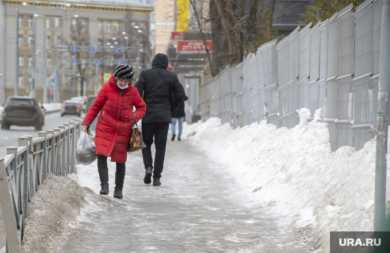 Городские картинки. Пермь зима, тротуар в снегу, гололед