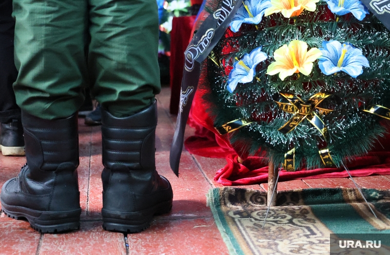 Прощание с военным, погибшим на Украине. Белозерский район, поминки, сапоги, похороны, солдат