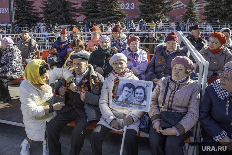 Парад Победы. Пермь, бессмертный полк, ветераны на трибуне