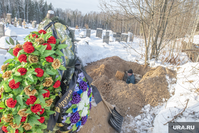 Похороны на Северном кладбище погибшего в зоне СВО старшего сержанта ВДВ Рожкова Вадима. Пермь, могила, кладбище, ритуальные услуги, рытье могилы, кладбище зимой
