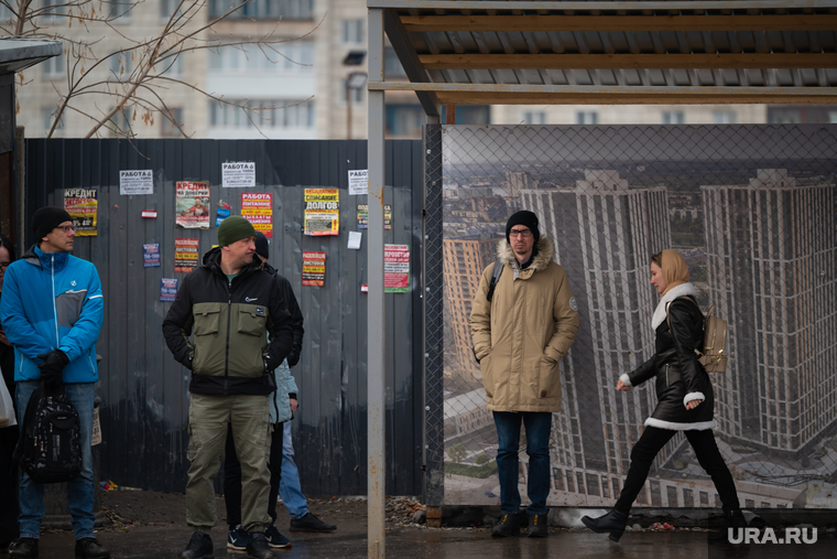 Обзорная по городу. Пермь
, транспорт, зима, пассажиры, общественная остановка