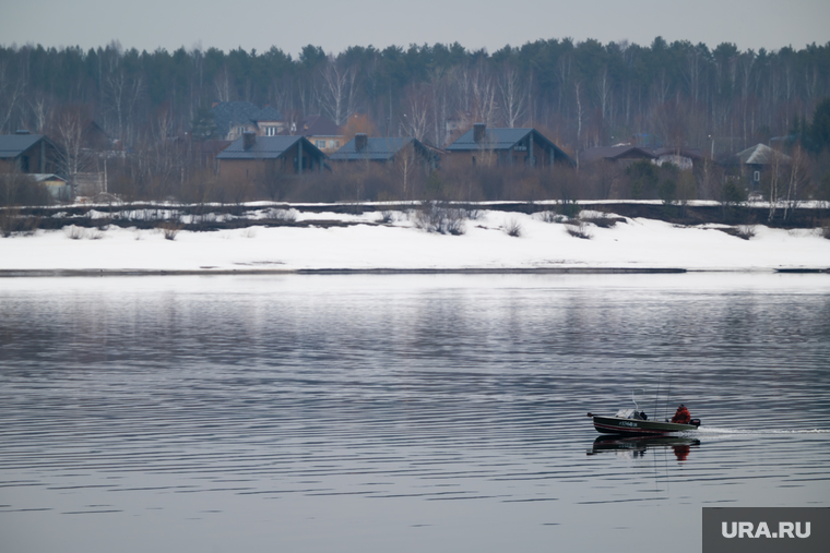 Обзорная по городу. Пермь
, зима, водоем, моторная лодка, браконьерство, оттепель, рыбалка, река кама, весна, осень