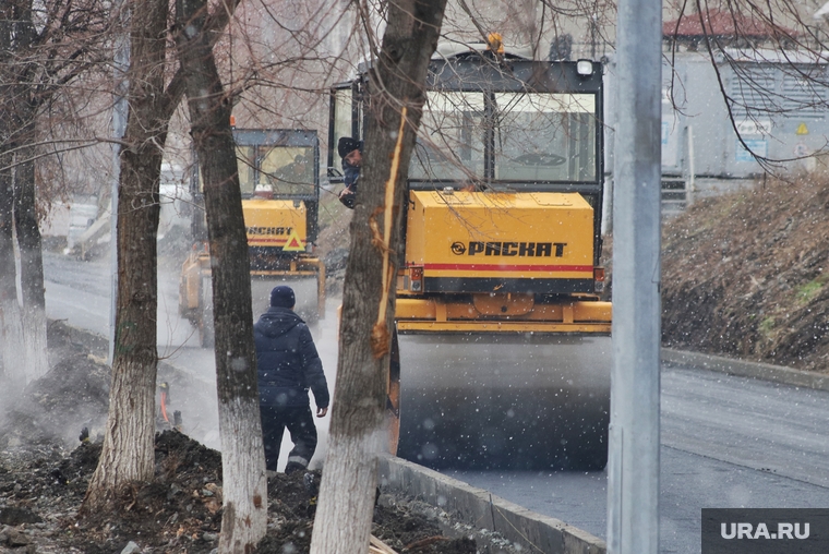 Укладка асфальта в снег на набережной Тобола. Курган , снег, ремонтные работы, каток, набережная, укладка асфальта, набережная тобола, плохая погода, рабочие, дождь, благоустройство набережной
