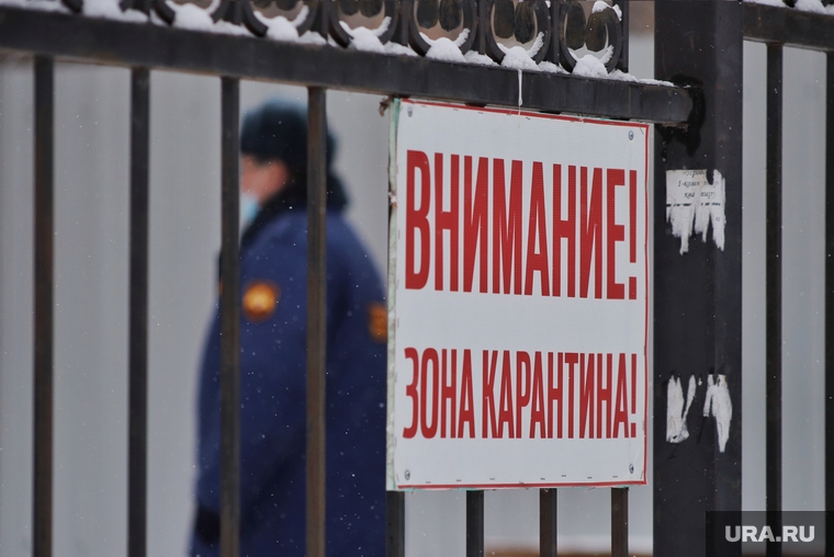 Машины скорой помощи в красной зоне городской больницы №2. Курган , карантин, covid, пандемия коронавируса, красная зона, внимание зона карантина