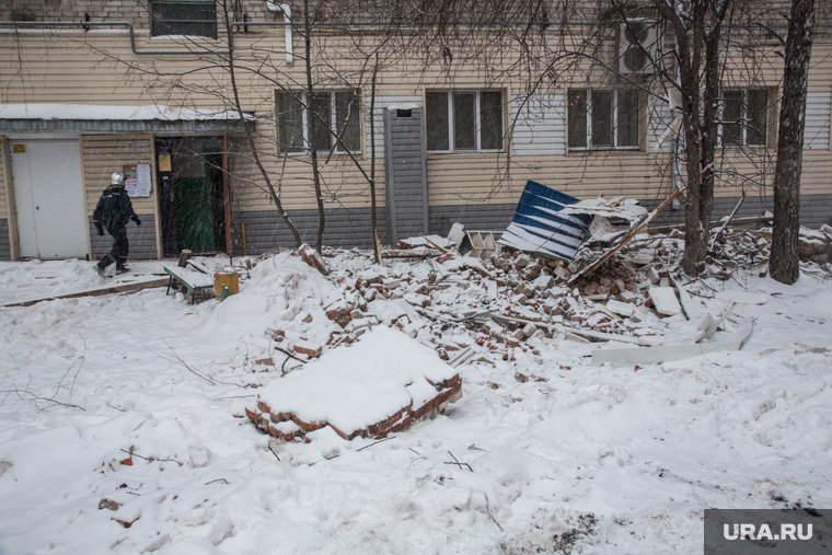Обрушение кровли жилого дома по ул. 50 лет ВЛКСМ. Тюмень, обрушение крыши, обрушение балкона, чс