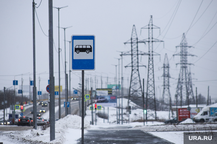Виды города. Курган, лэп, знак автобусной остановки