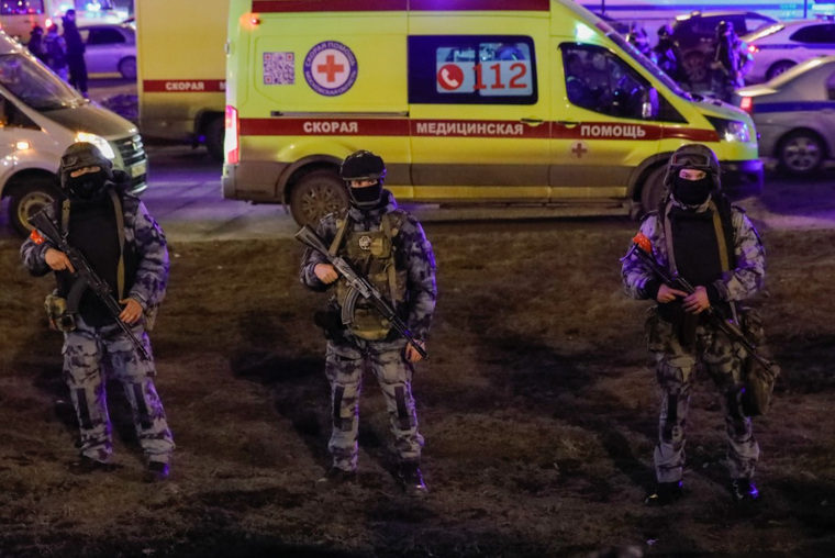 Возле ДК дежурят оперативники