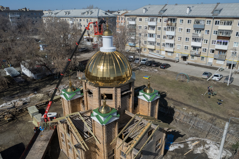 Юбилею Евгения Васильевича Богдановича посвятили установку креста на купол деревянного храма-памятника