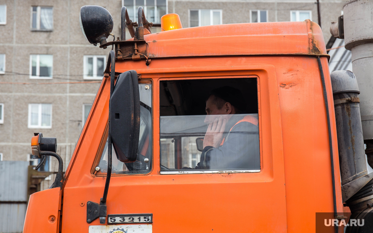 В Екатеринбурге моют дороги с шампунем, водитель, кабина камаза