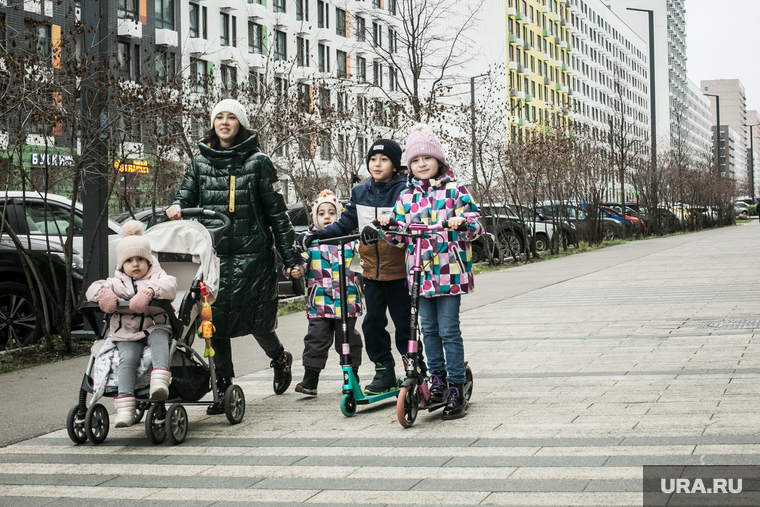 Трудовые мигранты в "Испанских кварталах" и Новой Москве. Москва, многодетная семья, дети, город, микрорайон, новостройки, урбанизация, осень, квартал, коммунарка, урбанизм, бунинские луга