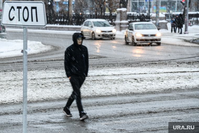 Снег в городе. Екатеринбург , грязь в городе, снег на дороге
