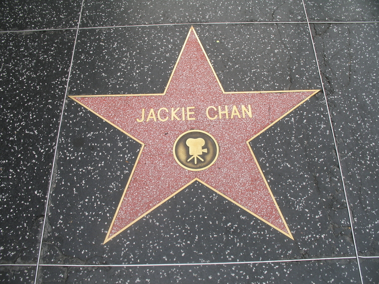 Спустя десятилетие после того, как Джеки Чан получил звезду на «Аллее славы» в Голливуде, актер также оставил свои отпечатки перед Китайским театром TCL в Голливуде