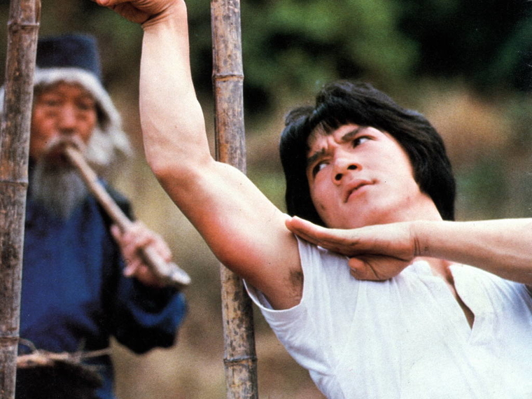 Премьера одного из первых фильмов Джеки Чана «Змея в тени орла» (1978) студии Seasonal Film Corporation состоялась весной 1978 года. Режиссером картины выступал Юнь Вопхин.