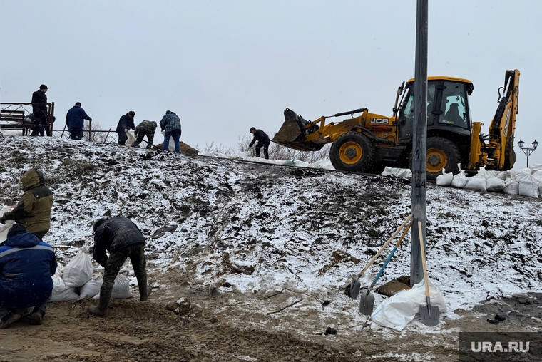 В Кургане вторые сутки строят дамбу на Кировском мосту
