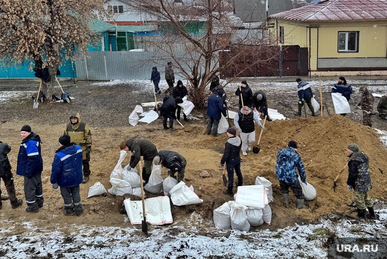 Строить дамбу пришли сотрудники оборонных предприятий «Курганприбор» и «Курганмашзавод»